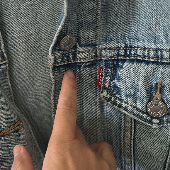 Levis Medium Light Wash Jean Jacket. Size S - Picture 6 of 11